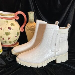 NWT JOURNEE COLLECTION FAUX ALLIGATOR SKIN BOOTS 9.5